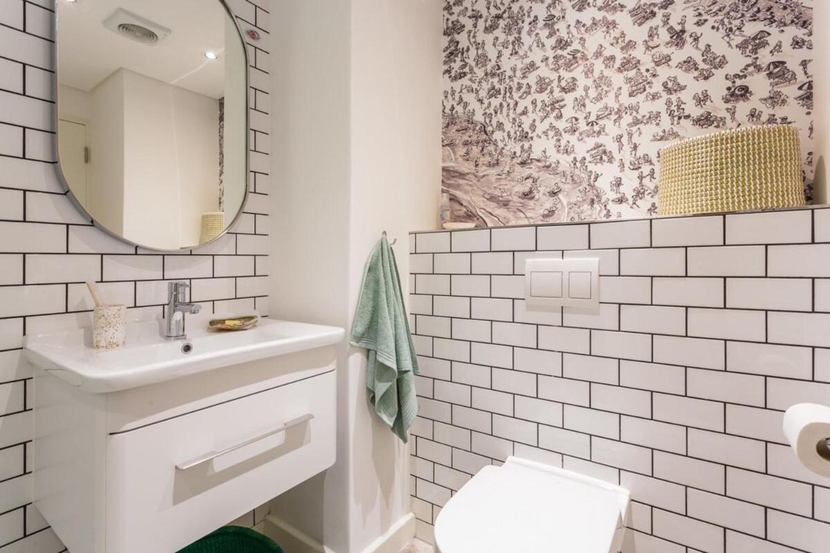 Mid Century Modern Upper Apartamento