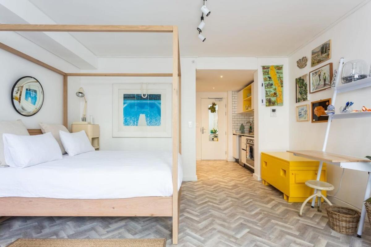Mid Century Modern Upper Apartment *