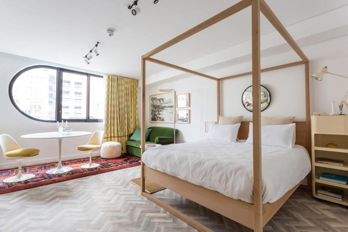 Mid Century Modern Upper Apartment *